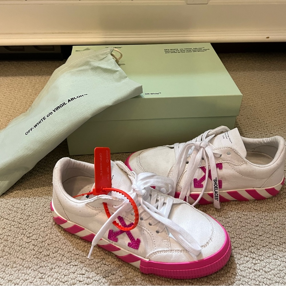 Off-White c/o Virgil Abloh
Women's Pink Arrow Low-top Neon Canvas Sneakers